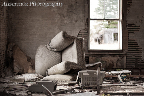 Intérieur de maison abandonnée meublée avec fenêtre