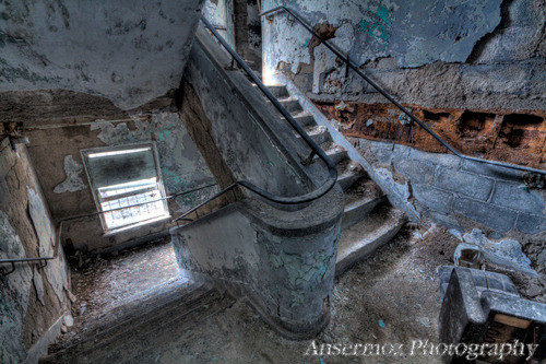 Photo HDR d'escalier dans un lieu abandonné