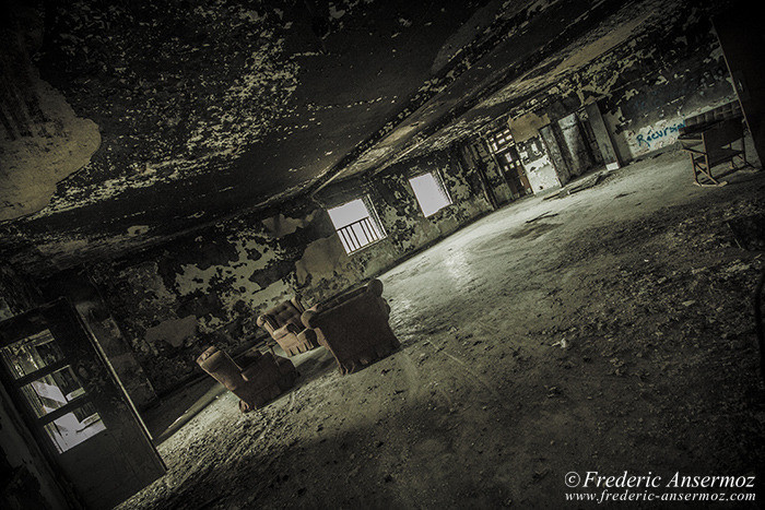 Vieux fauteuils à accoudoirs, urbex au Québec