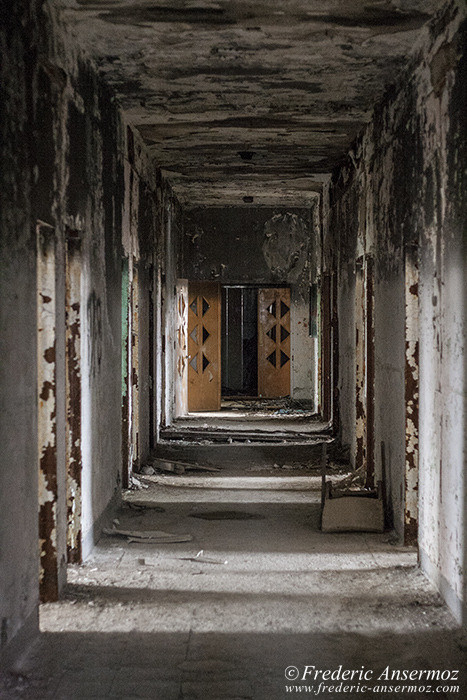 Couloir en perspective dans un lieu abandonné, Asile Ste Clotilde de Horton
