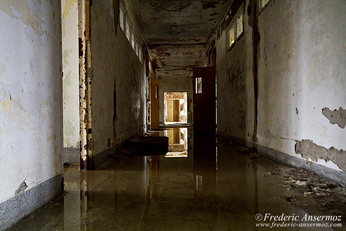 Asile Sainte Clotilde de Horton, couloir inondé