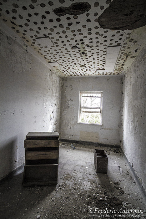 Abandoned asylum Quebec, room and furniture