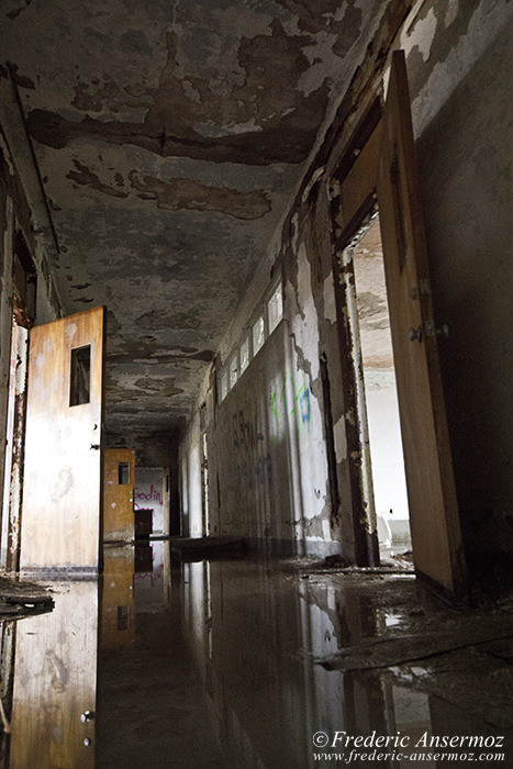 Couloir inondé dans un bâtiment abandonné, Québec