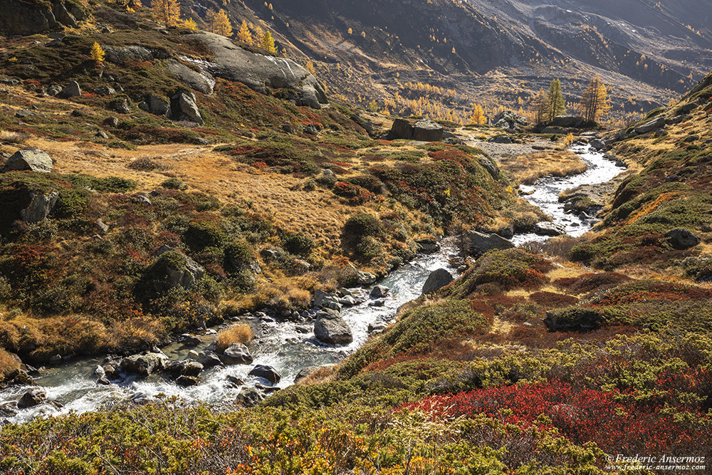 La vallée du Lötschental avec la rivière Lonza, Valais, Suisse