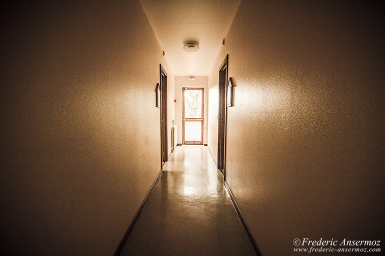 Colonie vacances abandonnée, lumière au bout du couloir