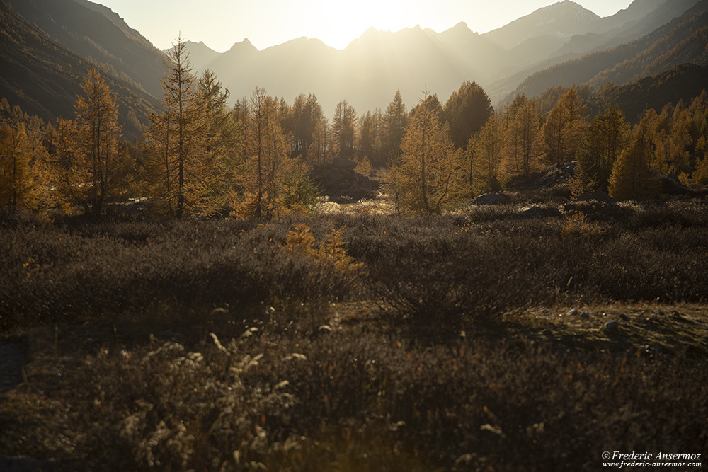 Coucher de soleil sur la vallée du Lötschental, après une belle randonnée en Valais, Suisse