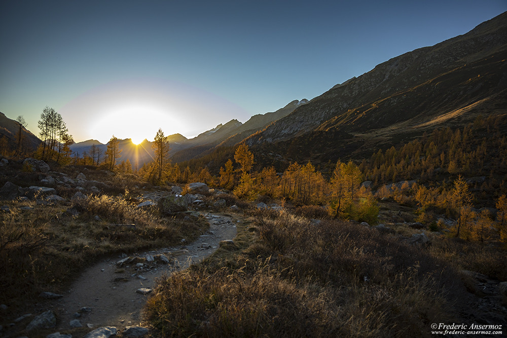 Coucher de soleil sur la vallée du Lötschental, en Valais. Paysages de Suisse en automne