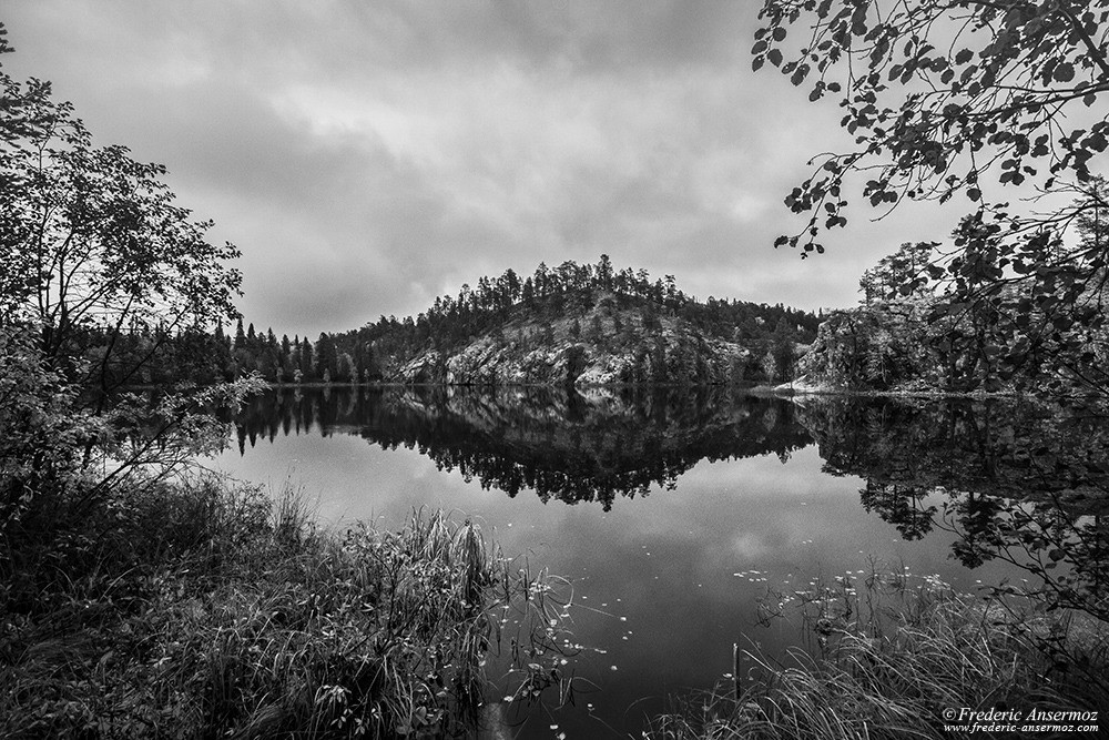 Rivière Aventojoki, Ristikallio, réflexion sur l'eau en noir et blanc