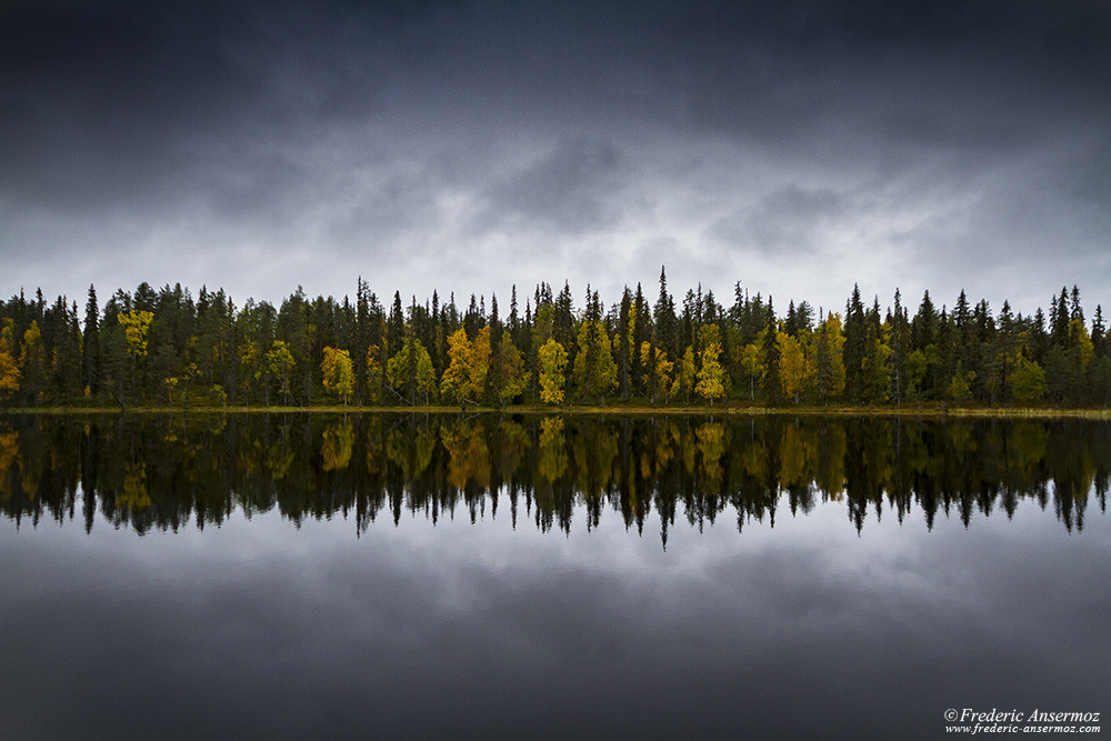 Réflexion sur l'eau, étangs / lacs Hiidenlampi, automne en Finlande