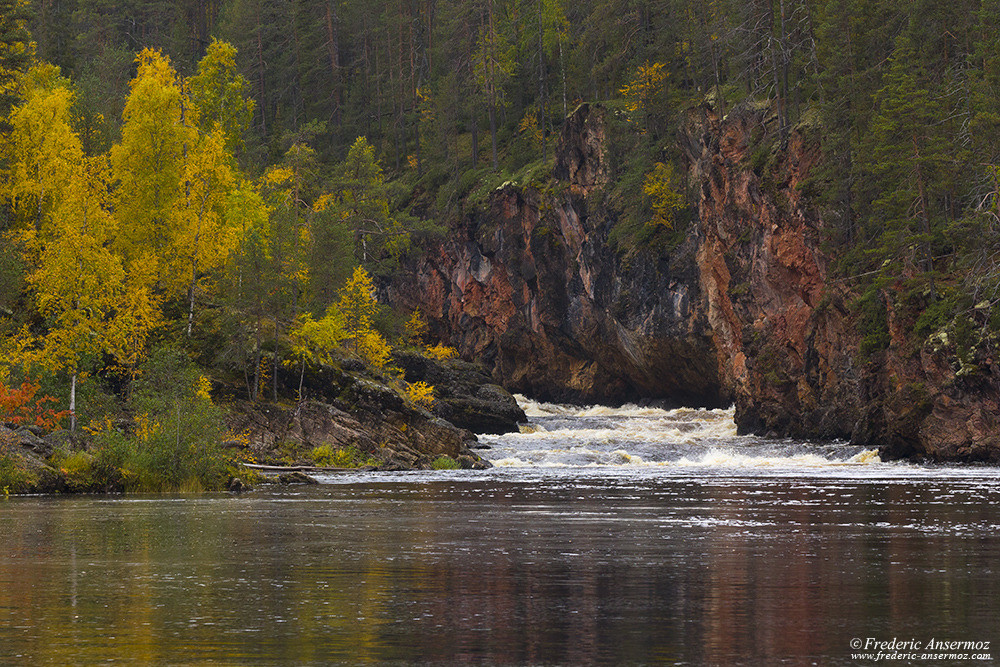  Falaises de pierre rouge Kiutaköngäs, parc national Oulanka, Finlande