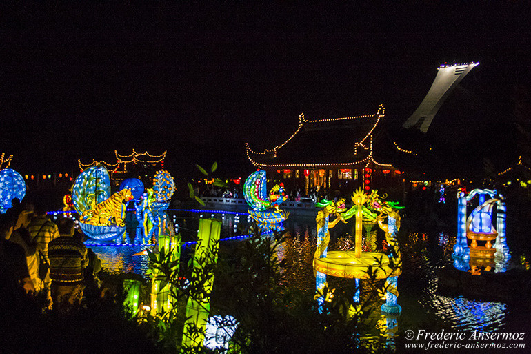 Le jardin chinois éclairé par des centaines de lanternes et lumières colorées