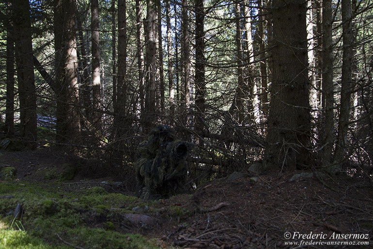 Tenue ghillie pour se fondre dans la nature et ne pas être vu par les animaux