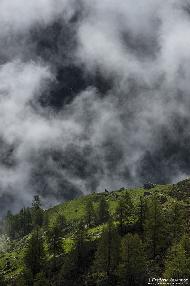 Montagnes dans la brume, nuages dans la vallée