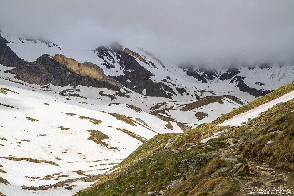 Hiking trail leading to the Rifugio Vittorio Sella, Gran Paradiso