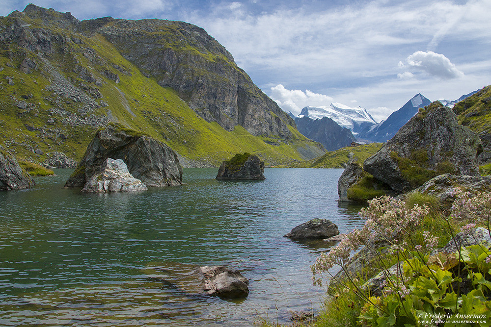 Cabane de Louvie devant le lac de Louvie