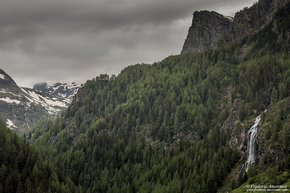 Cascade au Mont Avic, paysage dans la Vallée d'Aoste, Italie