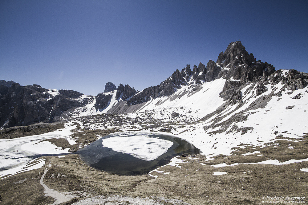 Neige et glace sur un lac de montagne, Alpes, Italie