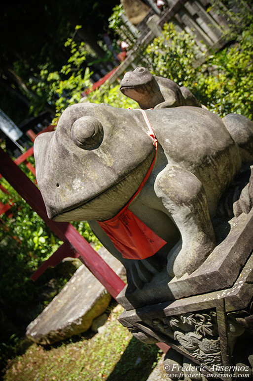 frog with red yodarekake (votive bibs)