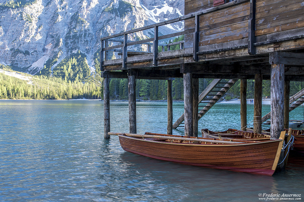 Les fameuses barques du Lago di braies, Italie