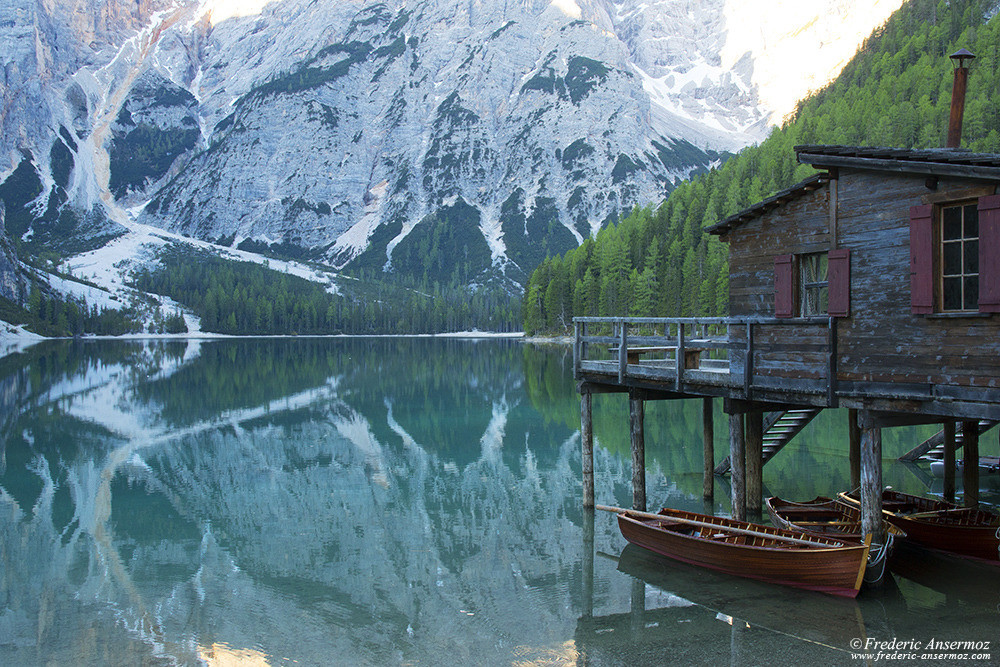 Barque sur le Lago di braies, Italie