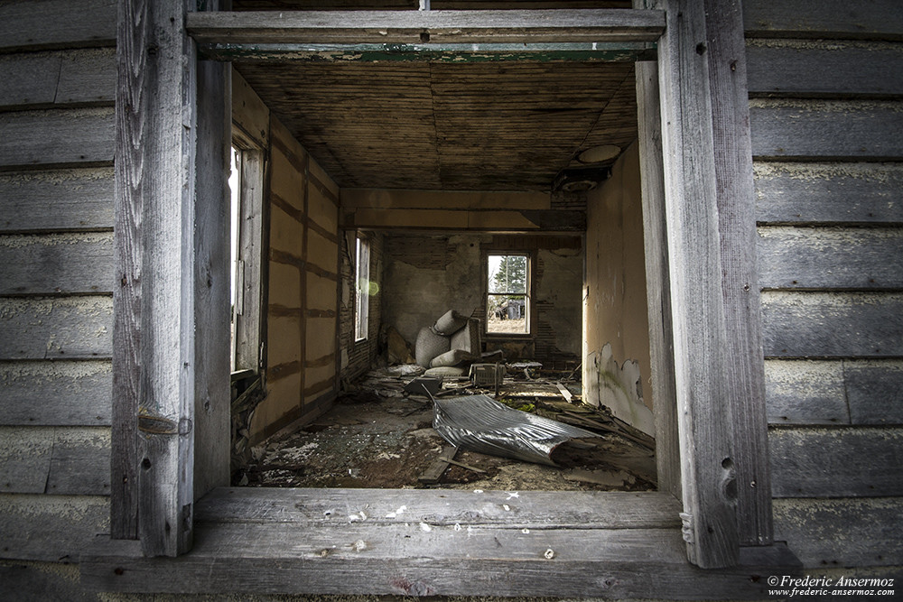 Intérieur de maison abandonnée, vu par la fenêtre