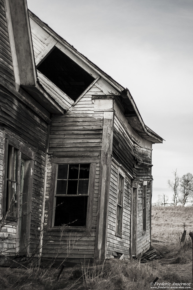 Façade d'une maison en bois abandonnée