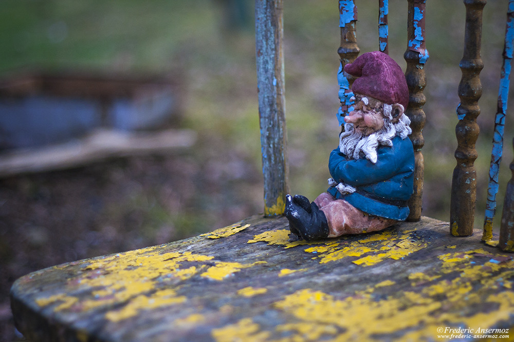 Nain de jardin dormant sur une vieille chaise