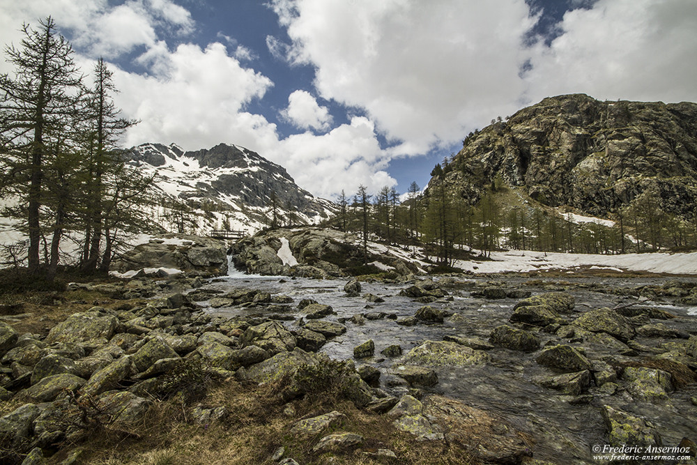 Hiking in Mont Avic Park in Italy, crossing rivers