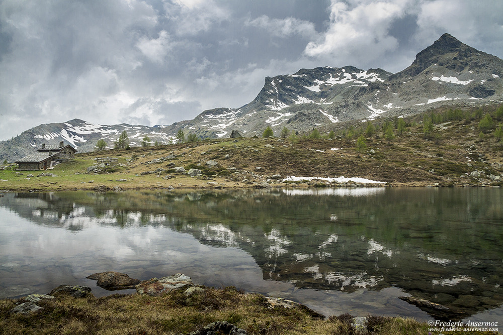 Réflexion sur l'eau d'un lac de montagne, Lac Lago Muffè