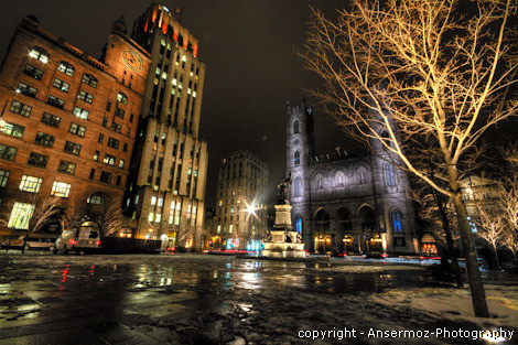 Place d'Armes de Montréal avec le monument de Maisonneuve la nuit