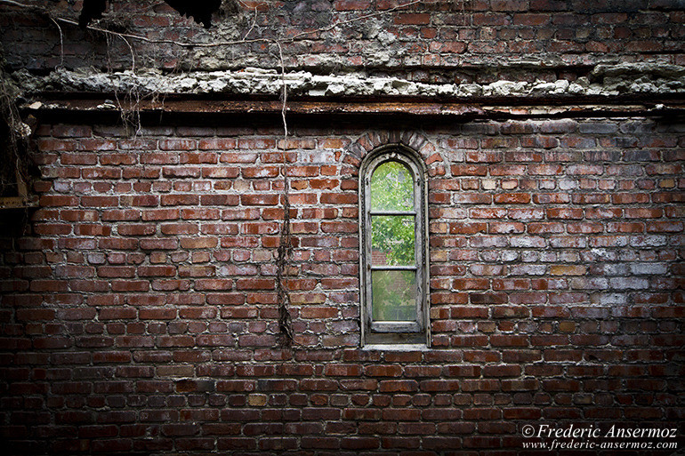 The abandoned paper recycling plant of Montreal