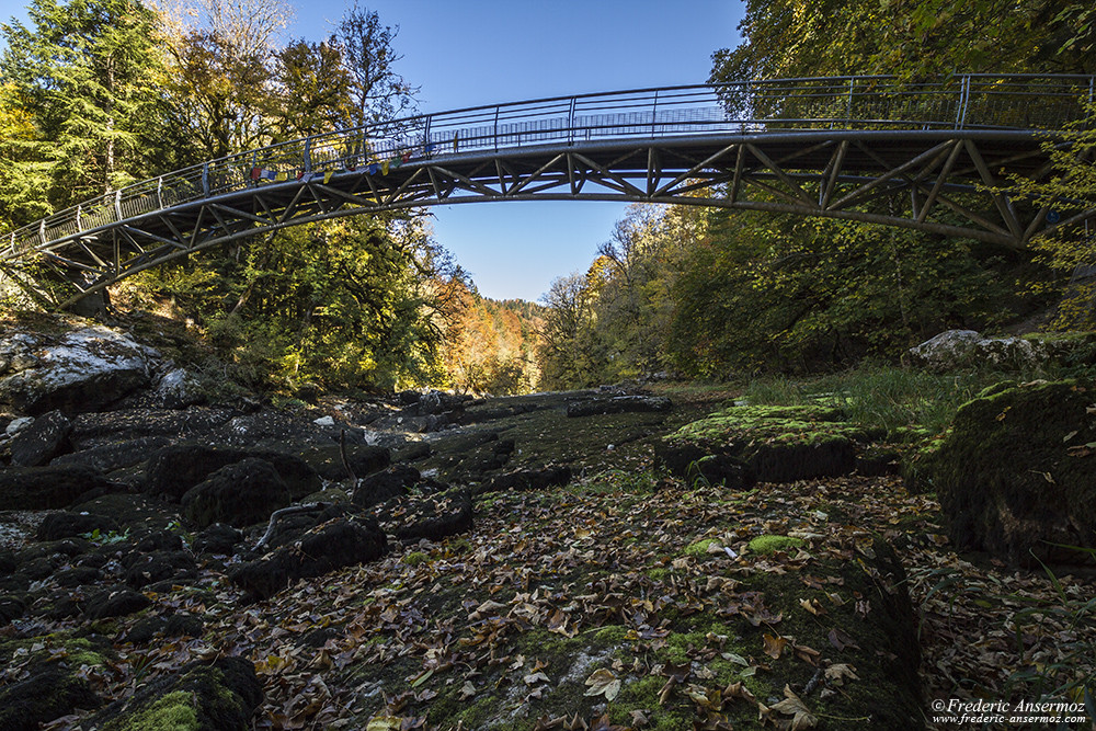 Pont au dessus de la rivirère Le Doubs à sec