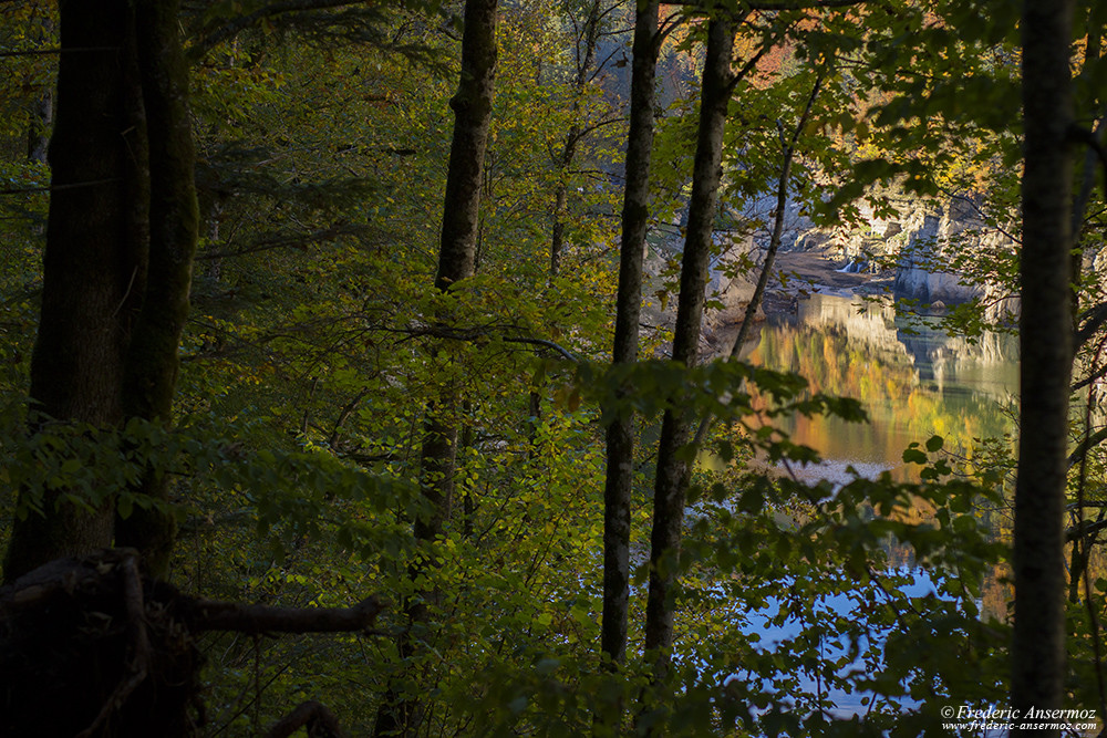 La rivière Le Doubs est une frontière naturelle entre la Suisse et la France