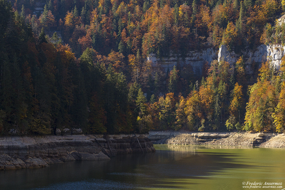 Les couleurs d'automne restent belles sur le Doubs, malgré la sécheresse