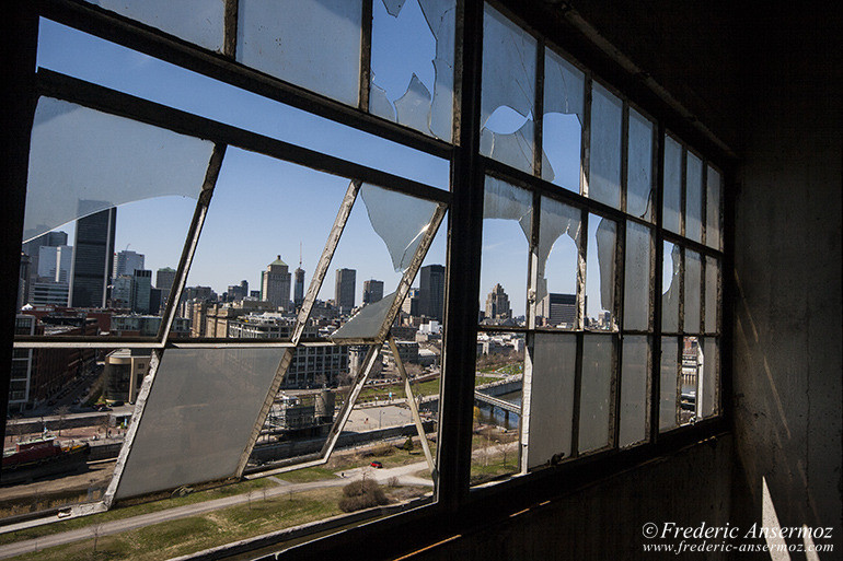 Skyline de Montréal à travers vitres cassées