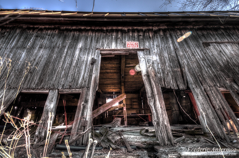 Abandoned wooden cabin hdr