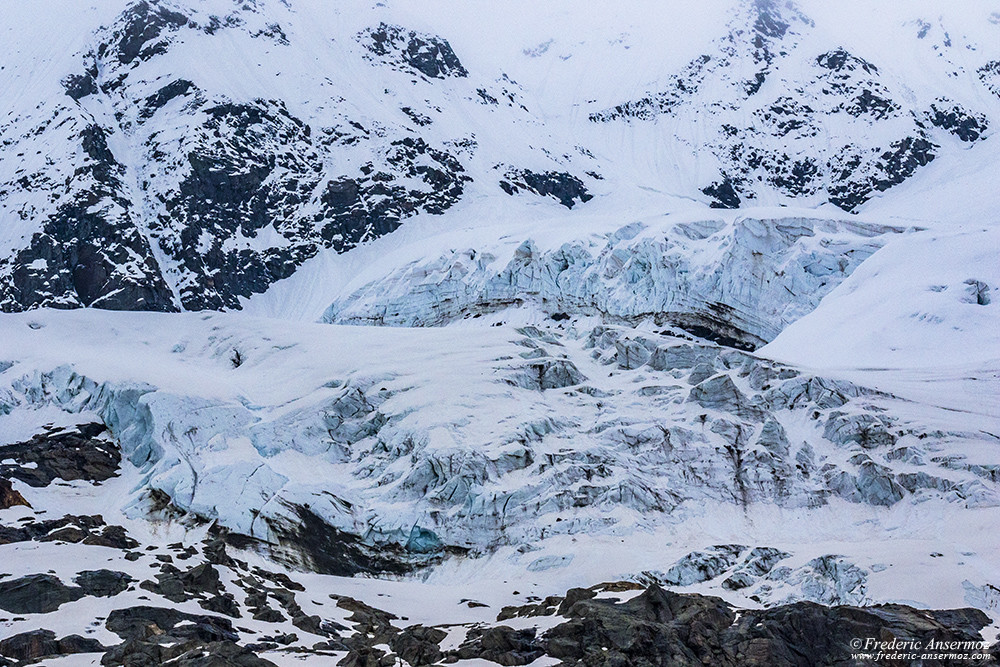 Champ de glace et montagnes enneigées dans le parc du Grand Paradis