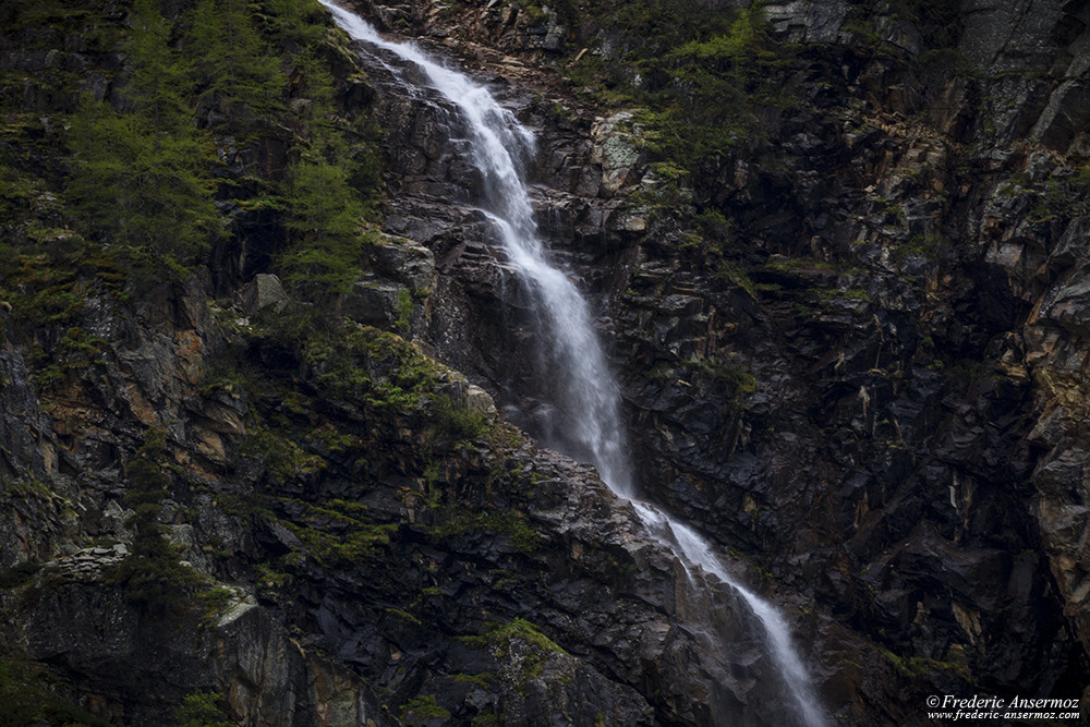 Valnontey, torrent se terminant en cascade, Cogne, Italie