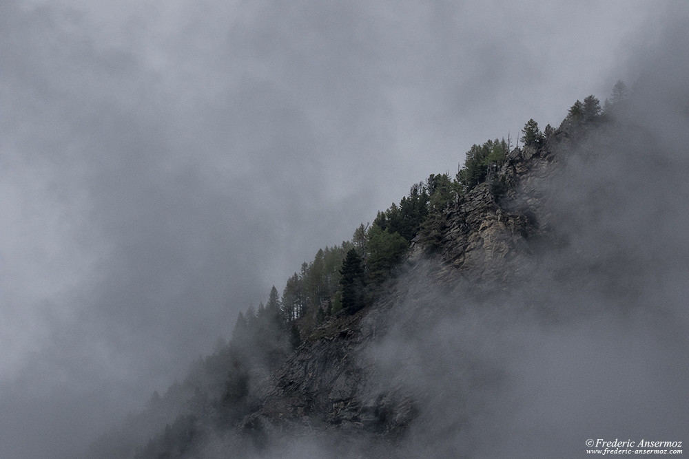 Arête de montagne dans la brume, Val de Cogne