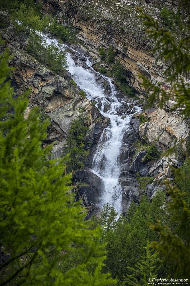 Cascade au dessus de la forêt, randonner dans le parc national du Grand Paradis