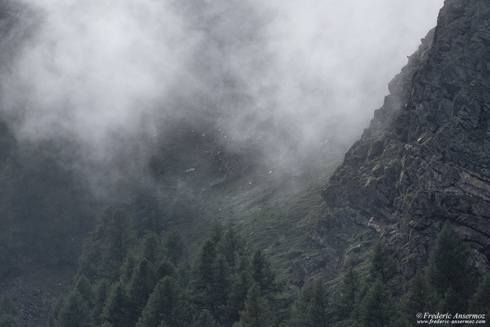 Valnontey, Val de Cogne, lumiére dramatique à travers la brume