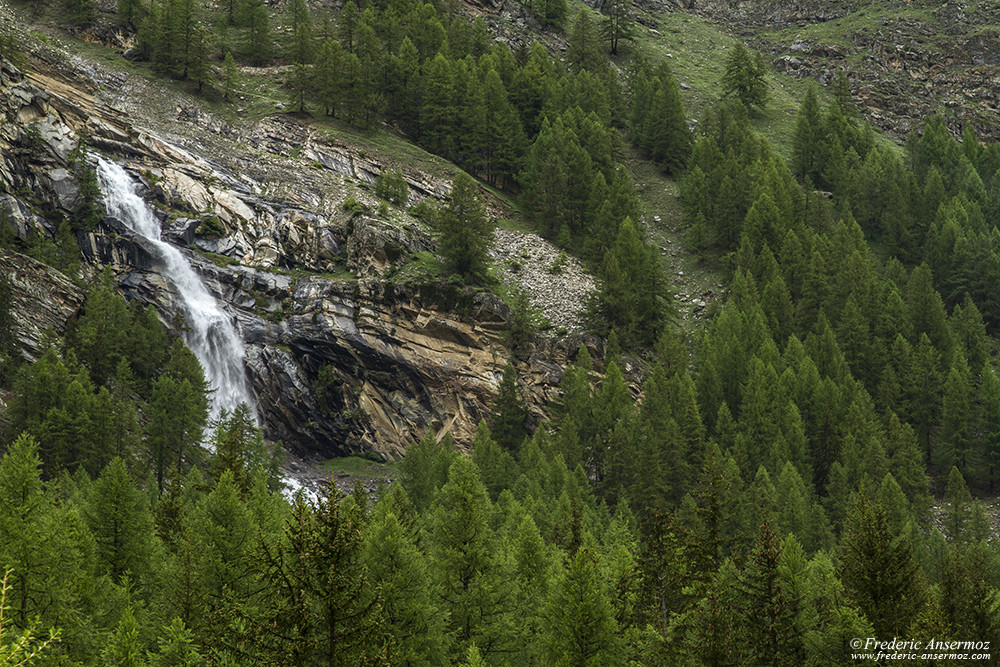 Waterfall in Gran Paradisio park, Grand Loson torrent