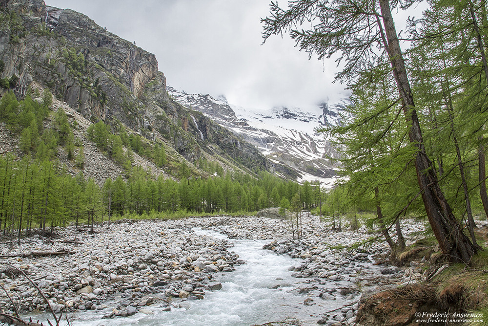 Riviere au pied de la montagne du Grand Paradis