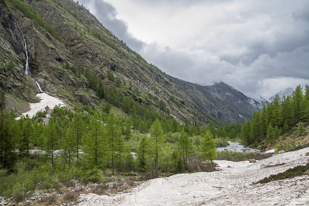 Val de Cogne, snow covering trails